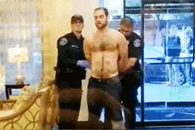：被抓的兄弟，裤子内藏武器，还不安分！图片