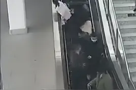 一女子用扶梯运行李，箱子从高处滚落撞倒一路人致其骨折图片