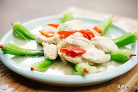 鸡胸肉不要水煮吃，这样加工2次低温油煮，鲜嫩脆爽可口图片