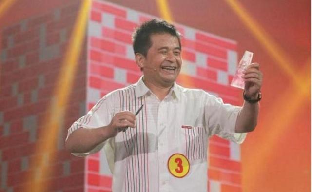 毕福剑现身网红聚会，跷二郎腿叼烟没人理，网友：太把自己当回事