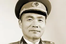 邓小平复出后，要将杜义德调离海军，一句话让杜立刻站起：我服从图片