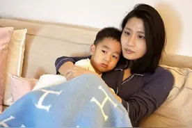 女星深夜带儿子看急诊，独自忙前忙后，3岁小娃细菌感染紧急治疗图片