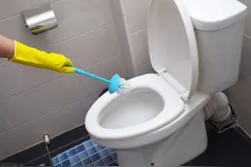 不管马桶怎么堵，一定能搞定的方法，学会再也不用花钱请人处理了图片