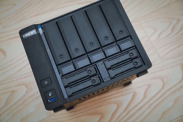 历史低价买到九盘位万兆 NAS 机皇：威联通 TS-H973AX