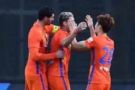 输球输人！河南球员暴力飞铲，要不是王大雷拦着，他当场就得挨打图片