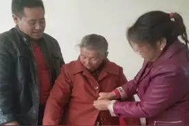 2000年陕西一男子捡到流浪老太，当亲娘养22年，最终结为真正母子图片