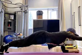宁静家中健身，穿紧身运动衣显蜜桃臂，晒照意外暴露豪华健身房图片