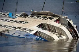 大型海船在失事的时候，为什么宁愿等到船沉没，也不能跳海求生？图片