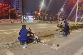 路遇女子摔倒在地，“蓝朋友”闪现救助！图片