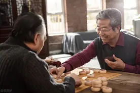 人老了到底指望谁？74岁上海大爷说出了大实话，句句在理图片