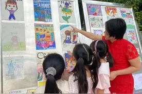 芷兰小学生手绘“高考加油”画为学长、学姐送祝福图片