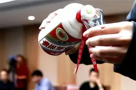 人岁数大了喝黄酒还是白酒好，二者有何区别？对身体有何影响?图片