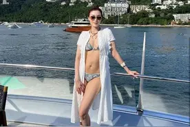 52岁李嘉欣坐游艇出游，小腹凸起赘肉抢镜，小腿大腿都壮实了图片