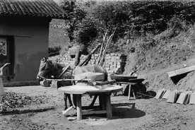 台湾老兵回乡探亲，带回5千美金和1双长袜，老伴：你还不如不回来图片