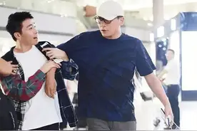 陈志朋遭拆穿，俞灏明被刘烨保镖叉走，明星“不熟装熟”太尴尬了图片