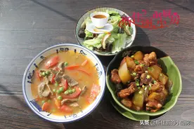 高考临近，母子俩的午餐，简单营养又美味，花钱不多孩子吃得香图片