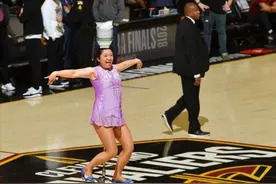 一辆独轮车，一摞白瓷碗，这个女人从山西“骑”到了NBA。图片