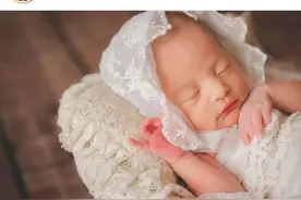 周杰伦首晒三胎女儿正面照，混血感十足，高颜值认证神似昆凌图片