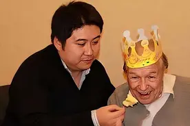 英国房东为中国小伙免租8年，老人晚年患病，小伙：来中国我养你图片