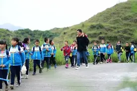 每天8公里护送学生上下学，两年前登上人民日报的乡村教师，现在怎么样了图片