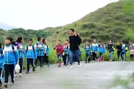 每天8公里护送学生上下学，两年前登上人民日报的乡村教师，现在怎么样了图片