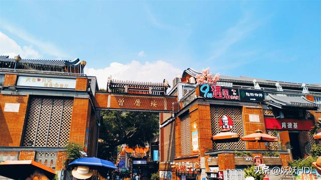 从环岛路海边穿过人行鱼骨过街天桥到达曾厝垵社区.