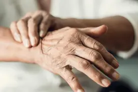 越来越多年轻人的患上帕金森，病因到底是什么？医生揭晓答案！图片