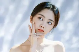 “童颜少女”谭松韵：造型写真曝光，性感靓丽，谁相信她有31岁图片