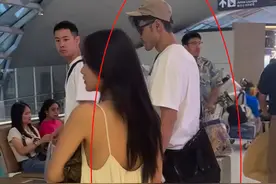 影帝阮经天携亲弟泰国露面，胡子拉碴不修边幅，邻桌人妻太抢眼图片