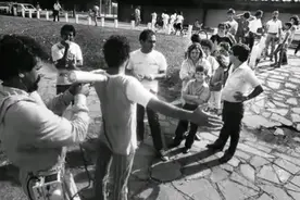 1987年，巴西2蠢贼偷走废弃医院的小罐子，导致数十栋建筑被强拆图片