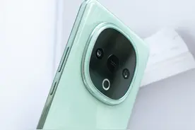 vivo Y300上手试玩报告：一款有着奇特外观的新形态手机图片