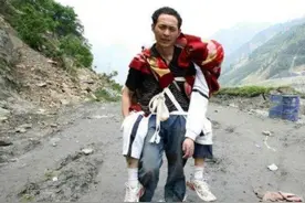 08年地震中 背儿子遗体步行50里路回家的那位父亲 如今在感恩中前行图片