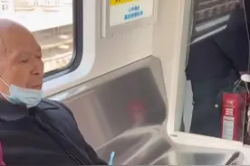 武汉地铁一男子针灸救助心梗老人，老人很快恢复，可自行回家图片