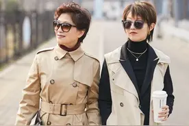 建议中年女人：秋天穿风衣别配丝袜，太俗气！配这3种裤子更高级图片