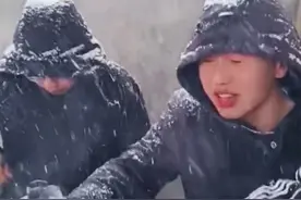 河南：宾客冒着大雪吃酒席，冻得筷子都拿不住了，还说：酒席真香图片