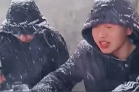 河南：宾客冒着大雪吃酒席，冻得筷子都拿不住了，还说：酒席真香图片