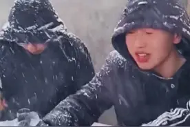 河南：宾客冒着大雪吃酒席，冻得筷子都拿不住了，还说：酒席真香图片