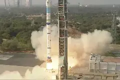 印度新型火箭首次成功飞行，将3颗卫星送入太空图片