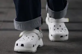 洞洞鞋变天了！现在你看到的是钮祜禄 Crocs图片