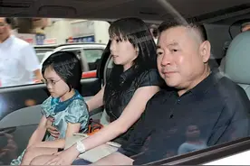 把记者会开成自述掏钱大会，71岁的刘銮雄，终于放弃了心疼女明星图片