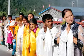 流浪200年，2003年达曼人终于加入中国国籍，今家家悬挂五星红旗图片