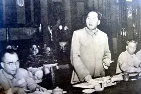 司令员去连队视察，看到老兵吓一跳，急忙到跟前恭敬的敬礼图片