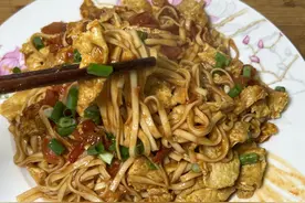 一个西红柿，3个鸡蛋，一把干面条，做美味西红柿鸡蛋焖面，好吃图片