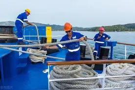 儿子从海员辞职，考上市政府公务员，工资少了两万多图片