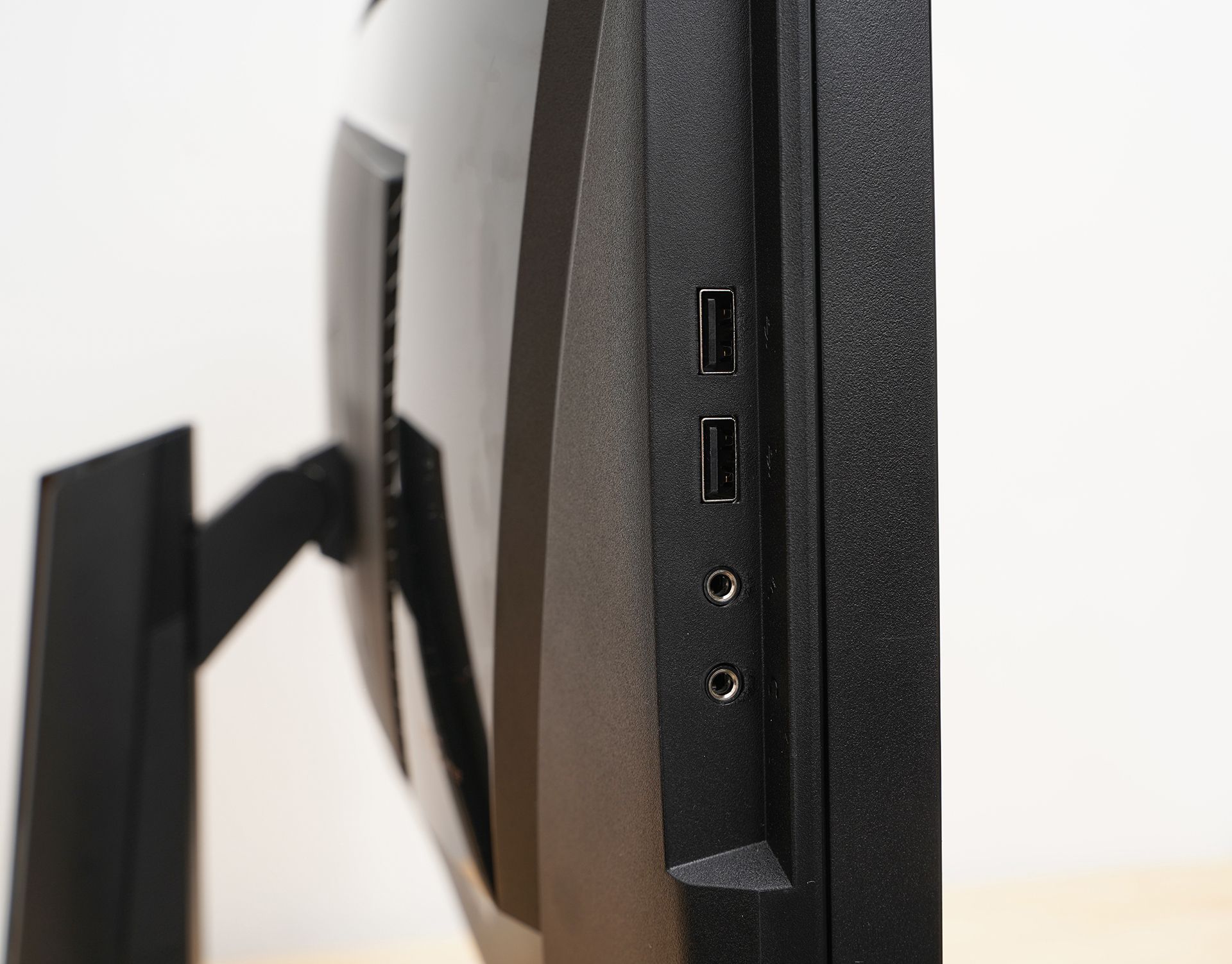 MSI MPG321UR-QD 4K 144Hz电竞显示器_微星MPG321UR-QD量子点显示器评测_电脑显示器有4k的吗