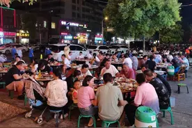 夜市回归 消费旺盛 “烟火气”点亮襄城汉唐大道图片