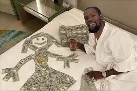 豪横!杜兰特晒一沓百元美钞摆成美女:谁说我没女友 这样的你们有吗图片