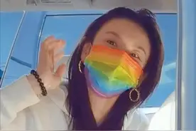 宋祖儿在大理游玩，扎染店店长夸她人又美又有礼貌，太暖心了图片