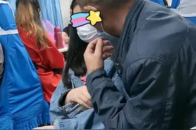 大爷在火车上搭讪年轻女子，炫耀自己钱多花不完：我一个月三千图片