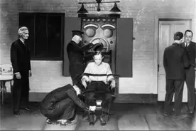 99年美国囚犯被判终身监禁，蠢到亲手改判自己死刑，坐上电椅受刑图片